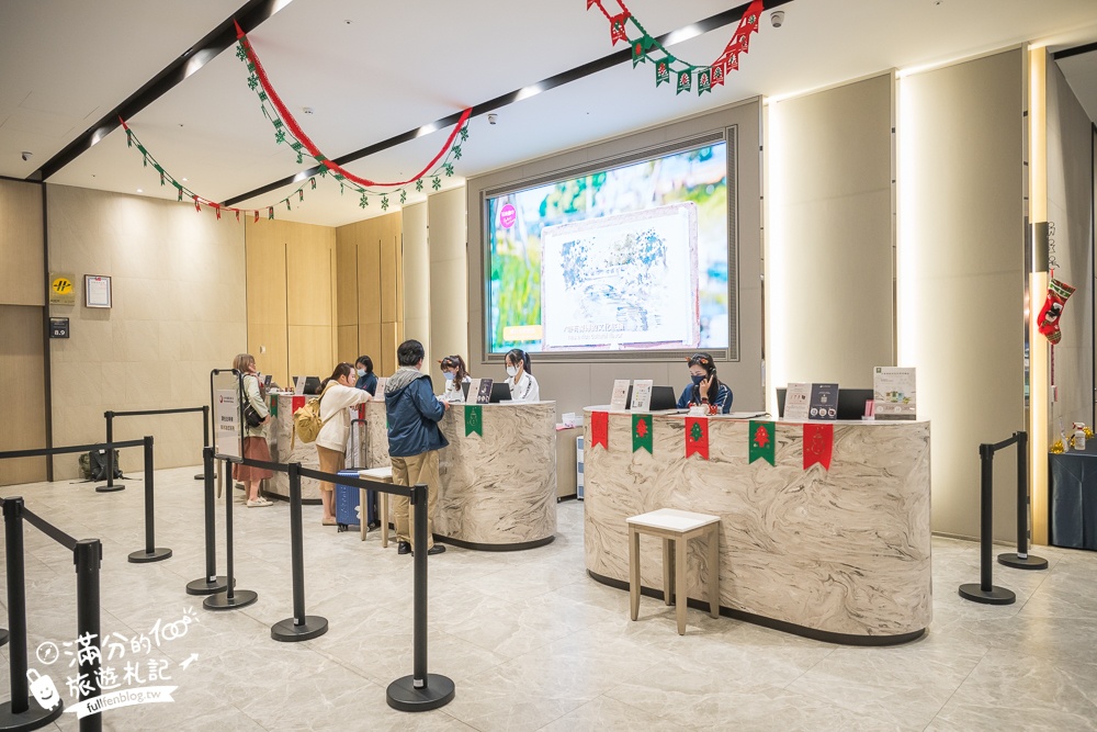 台中親子飯店【台中鳳凰酒店】睡在法拉利汽車上,太空主題遊戲場,超狂早午餐自助吧,星巴克咖啡喝到飽!
