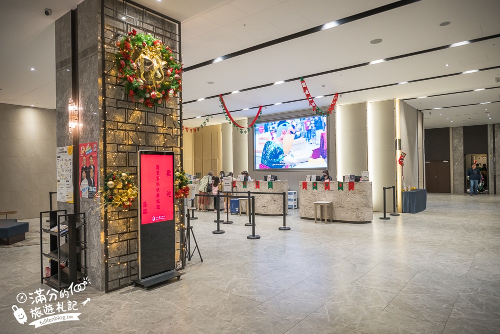 台中親子飯店【台中鳳凰酒店】睡在法拉利汽車上,太空主題遊戲場,超狂早午餐自助吧,星巴克咖啡喝到飽!