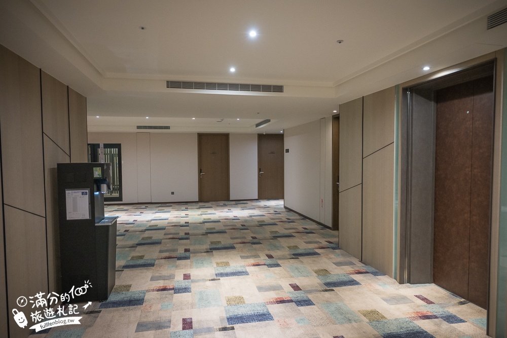 台中親子飯店【台中鳳凰酒店】睡在法拉利汽車上,太空主題遊戲場,超狂早午餐自助吧,星巴克咖啡喝到飽!