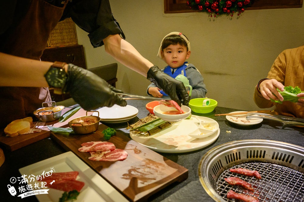 台中【瓦庫燒肉WOW COOL】全台最夢幻燒肉老宅,變身聖誕村,和聖誕老公公一起吃燒肉!