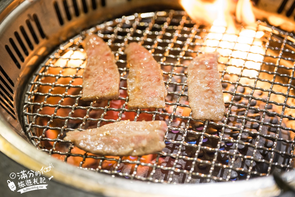台中【瓦庫燒肉WOW COOL】全台最夢幻燒肉老宅,變身聖誕村,和聖誕老公公一起吃燒肉!