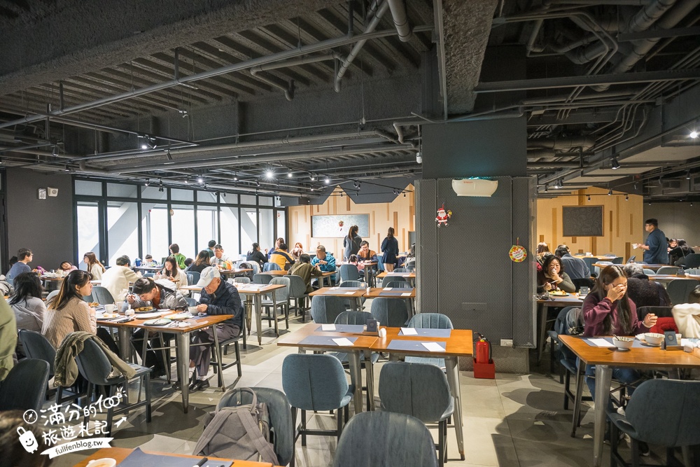台中親子飯店【台中鳳凰酒店】睡在法拉利汽車上,太空主題遊戲場,超狂早午餐自助吧,星巴克咖啡喝到飽!
