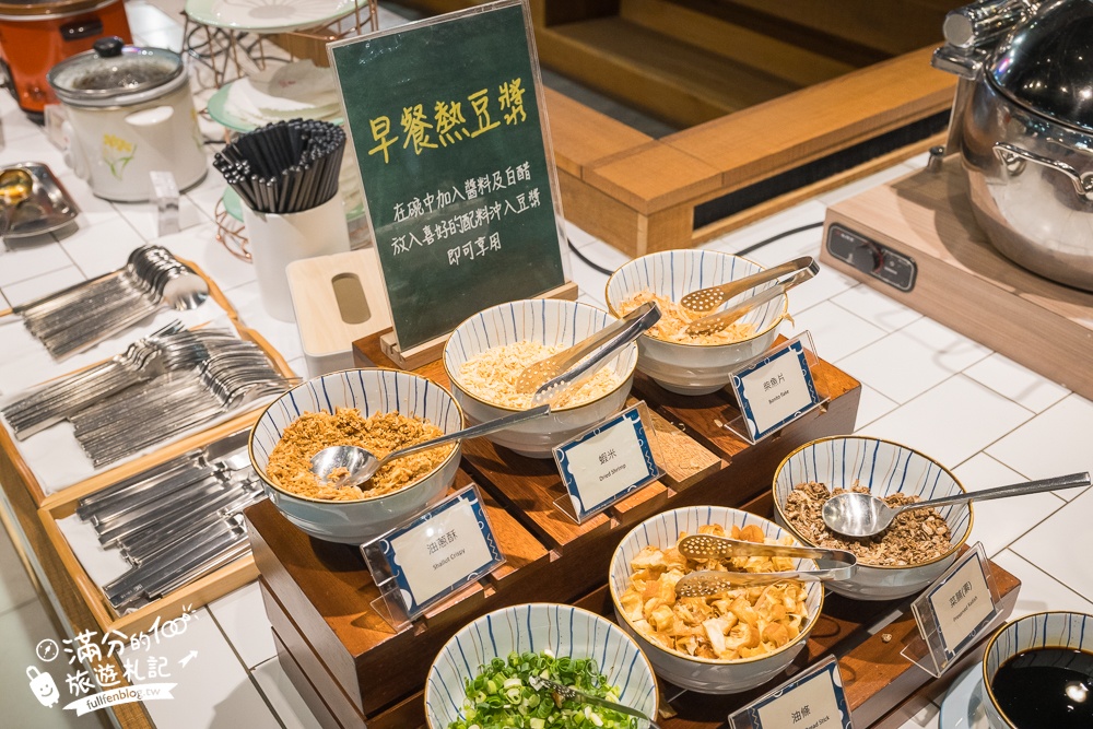 台中親子飯店【台中鳳凰酒店】睡在法拉利汽車上,太空主題遊戲場,超狂早午餐自助吧,星巴克咖啡喝到飽!