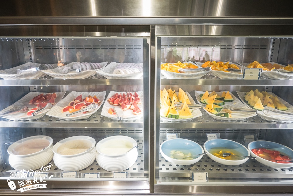 台中親子飯店【台中鳳凰酒店】睡在法拉利汽車上,太空主題遊戲場,超狂早午餐自助吧,星巴克咖啡喝到飽!