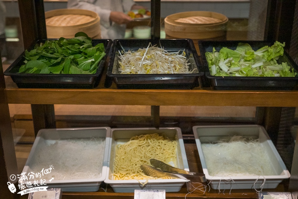 台中親子飯店【台中鳳凰酒店】睡在法拉利汽車上,太空主題遊戲場,超狂早午餐自助吧,星巴克咖啡喝到飽!