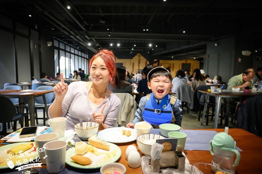 台中親子飯店【台中鳳凰酒店】睡在法拉利汽車上,太空主題遊戲場,超狂早午餐自助吧,星巴克咖啡喝到飽!