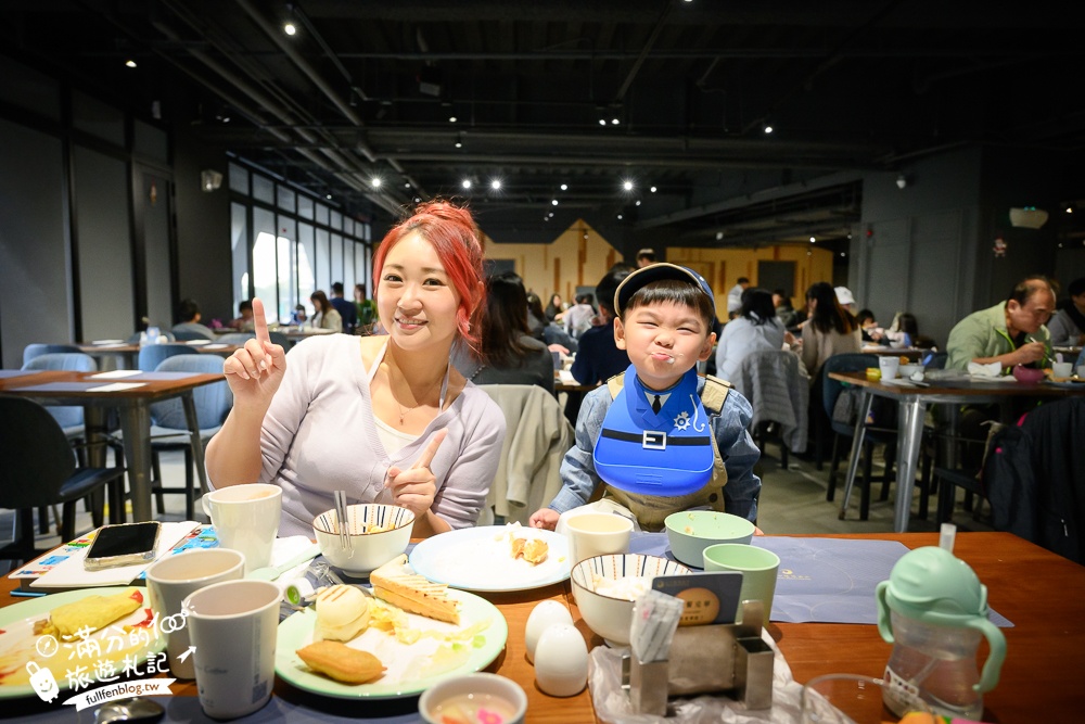 台中親子飯店【台中鳳凰酒店】睡在法拉利汽車上,太空主題遊戲場,超狂早午餐自助吧,星巴克咖啡喝到飽!