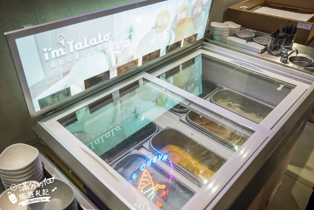 台中親子飯店【台中鳳凰酒店】睡在法拉利汽車上,太空主題遊戲場,超狂早午餐自助吧,星巴克咖啡喝到飽!
