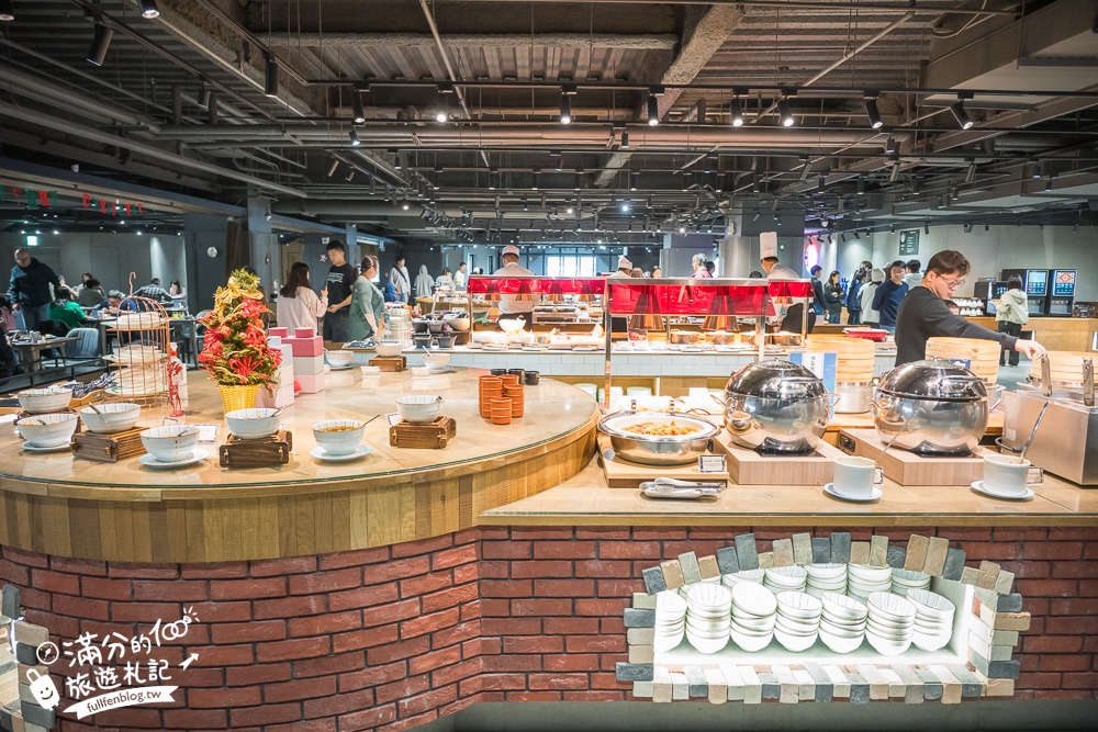 台中親子飯店【台中鳳凰酒店】睡在法拉利汽車上,太空主題遊戲場,超狂早午餐自助吧,星巴克咖啡喝到飽!