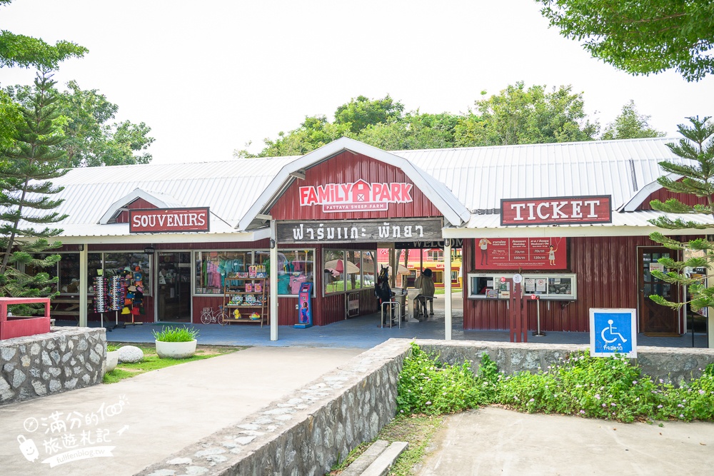 芭達雅親子景點【芭達雅小綿羊農莊】Pattaya Sheep Farm精彩動物運動會,童話故事場景,能餵動物.玩樂園,還能騎馬坐馬車!