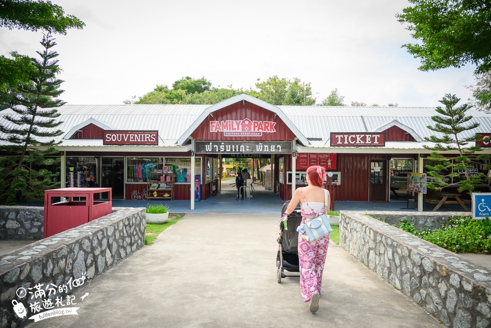 芭達雅親子景點【芭達雅小綿羊農莊】Pattaya Sheep Farm精彩動物運動會,童話故事場景,能餵動物.玩樂園,還能騎馬坐馬車!