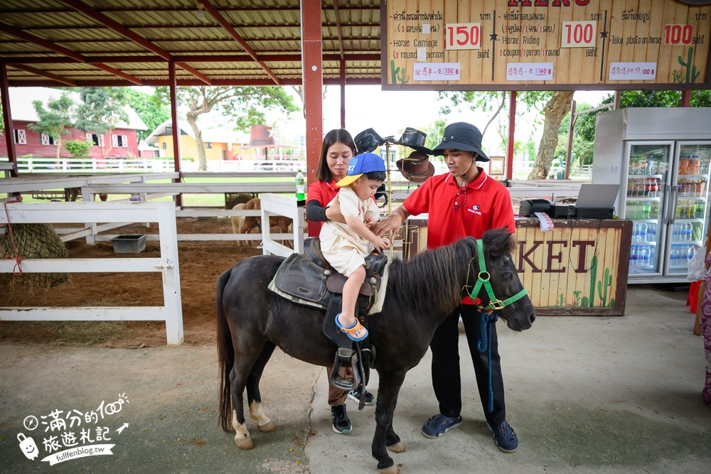 芭達雅親子景點【芭達雅小綿羊農莊】Pattaya Sheep Farm精彩動物運動會,童話故事場景,能餵動物.玩樂園,還能騎馬坐馬車!
