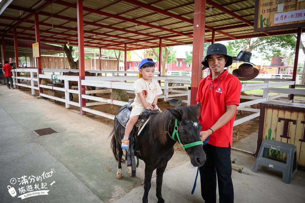 芭達雅親子景點【芭達雅小綿羊農莊】Pattaya Sheep Farm精彩動物運動會,童話故事場景,能餵動物.玩樂園,還能騎馬坐馬車!
