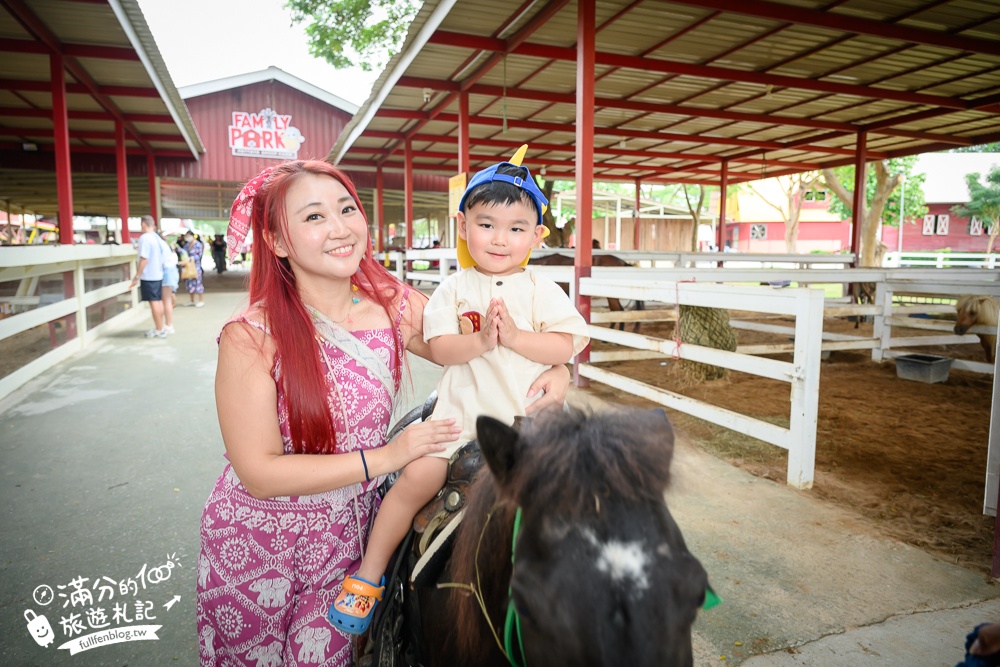 芭達雅親子景點【芭達雅小綿羊農莊】Pattaya Sheep Farm精彩動物運動會,童話故事場景,能餵動物.玩樂園,還能騎馬坐馬車!