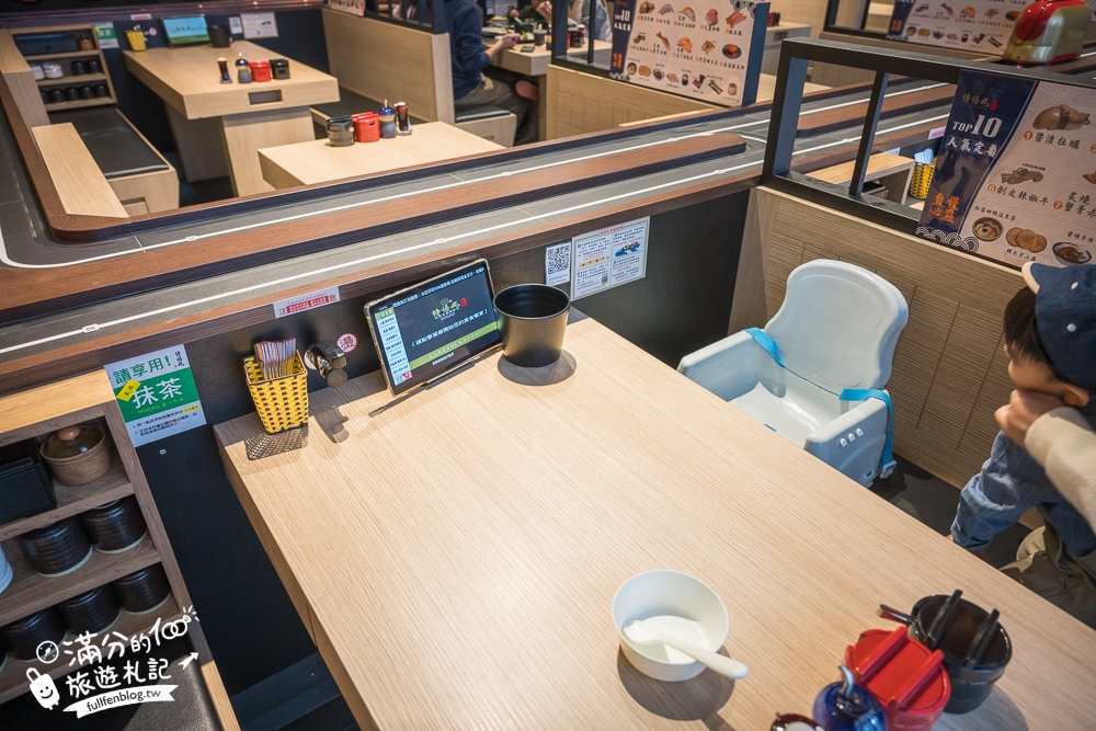 台中親子餐廳【侍悟丸迴轉壽司台中米平方店】小火車軌道送餐超吸睛,飛機壽司兒童餐小孩好愛!