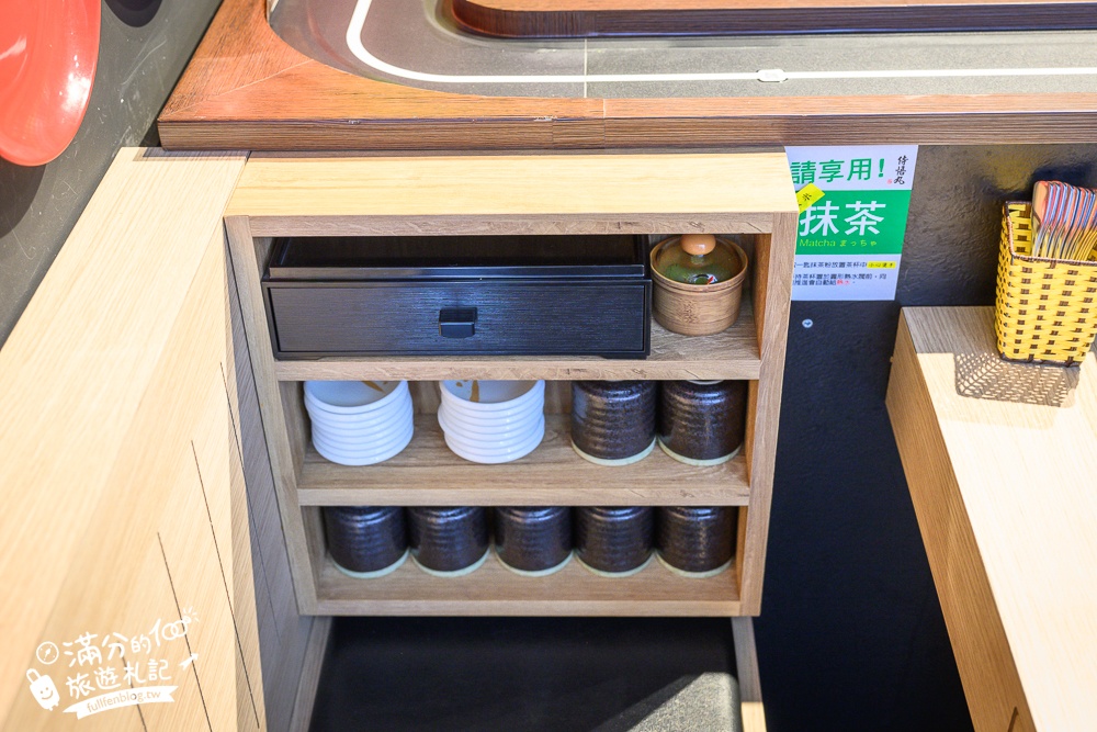 台中親子餐廳【侍悟丸迴轉壽司台中米平方店】小火車軌道送餐超吸睛,飛機壽司兒童餐小孩好愛!