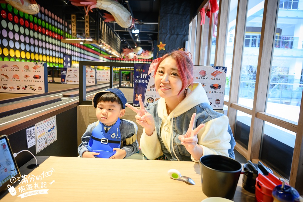台中親子餐廳【侍悟丸迴轉壽司台中米平方店】小火車軌道送餐超吸睛,飛機壽司兒童餐小孩好愛!