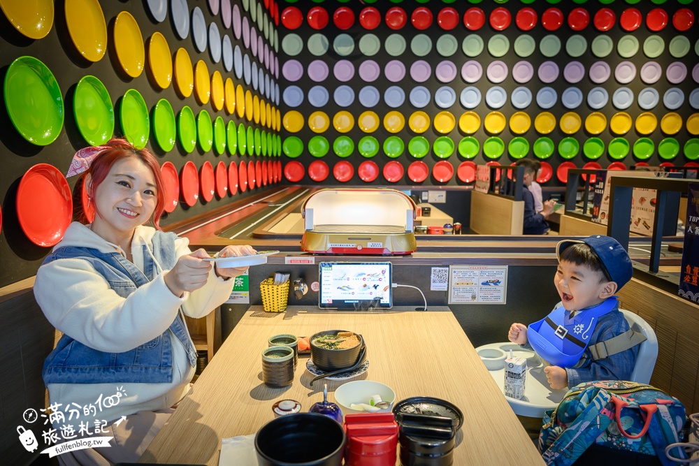 台中親子餐廳【侍悟丸迴轉壽司台中米平方店】小火車軌道送餐超吸睛,飛機壽司兒童餐小孩好愛!