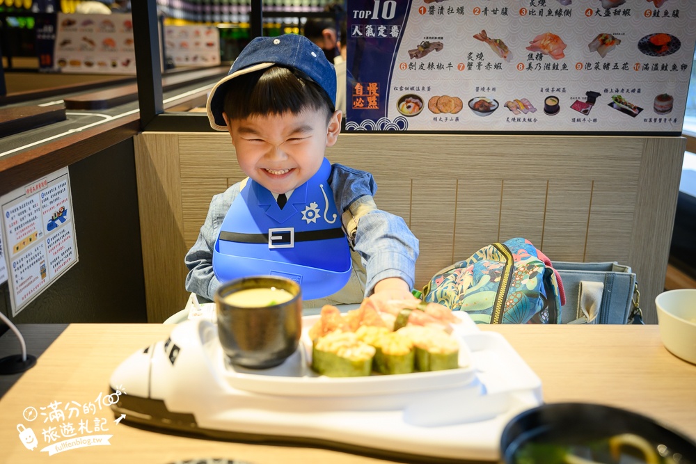 台中親子餐廳【侍悟丸迴轉壽司台中米平方店】小火車軌道送餐超吸睛,飛機壽司兒童餐小孩好愛!