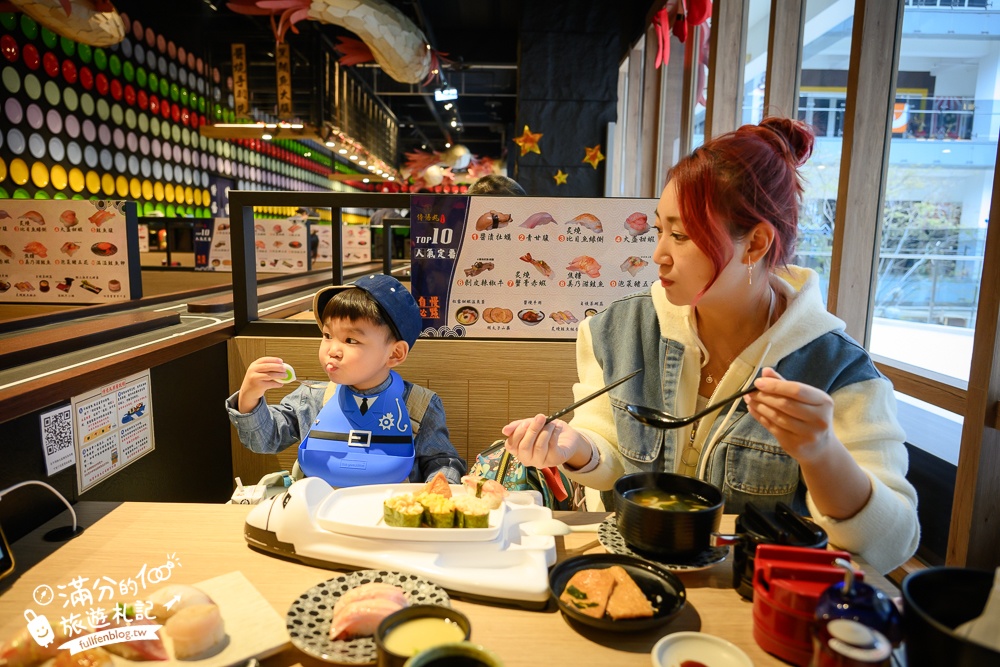 台中親子餐廳【侍悟丸迴轉壽司台中米平方店】小火車軌道送餐超吸睛,飛機壽司兒童餐小孩好愛!
