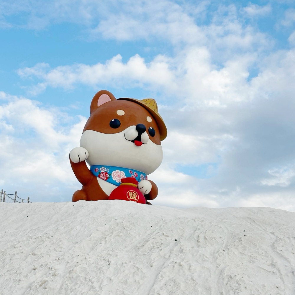 【2026七股鹽山】最新6米高巨型柴犬吉祥物超可愛,台南鹽山雪鹽祭開跑啦!