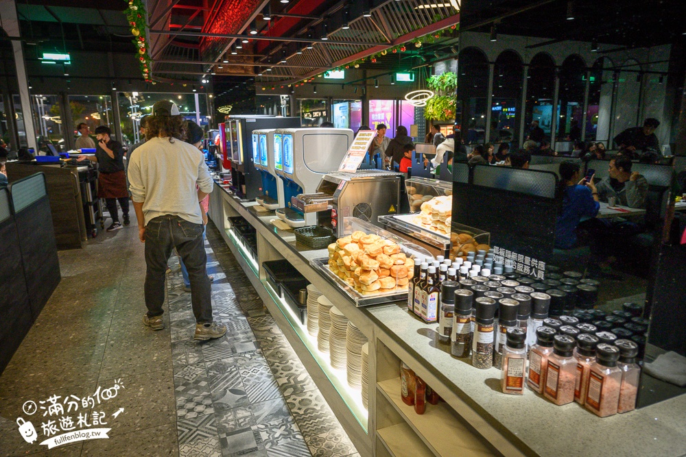 桃園美食【我家牛排南崁店】點390元平價牛排,就能享100道美食自助吧無限暢飲超狂！