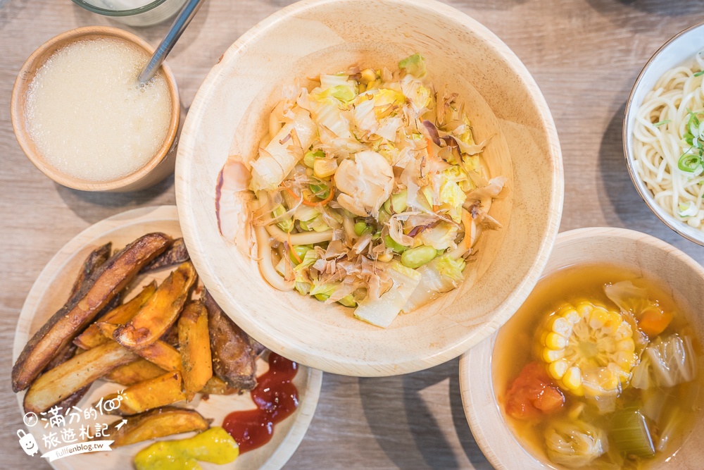 宜蘭美食【蘭波LanPO】鬧中取靜的秘境玻璃屋,吃飯吃麵喝酒下午茶,親子寵物友善的創意料理餐廳！