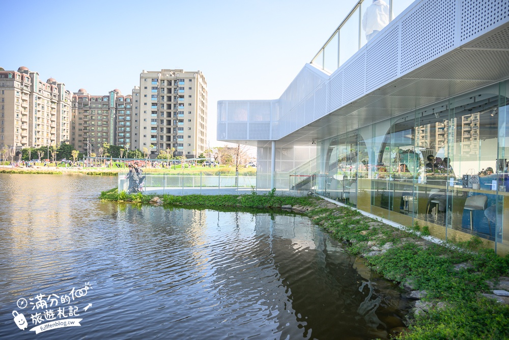 桃園【The QiAO喬寓咖啡】華興池生態埤塘公園最新玻璃屋咖啡館,飛機看到飽,還能玩SUP&踩天鵝!