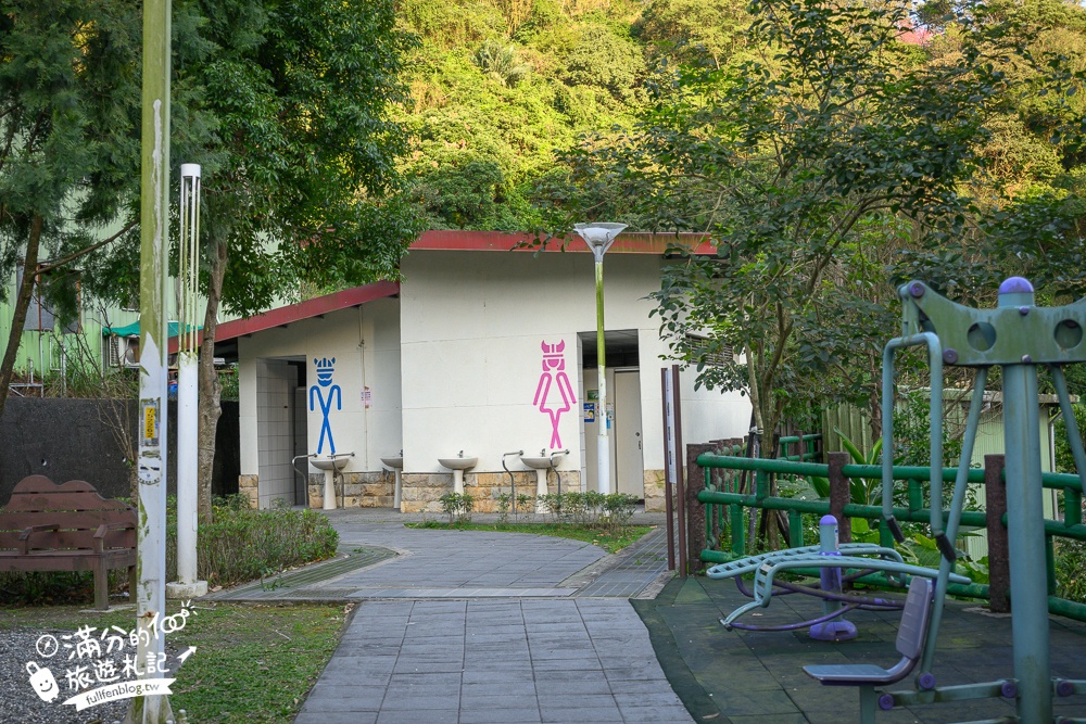 【2025汐止康誥坑溪文化櫻花季】康誥坑溪櫻花大道綻放中,溪川桃粉色櫻花好迷人,夜櫻景緻更夢幻！