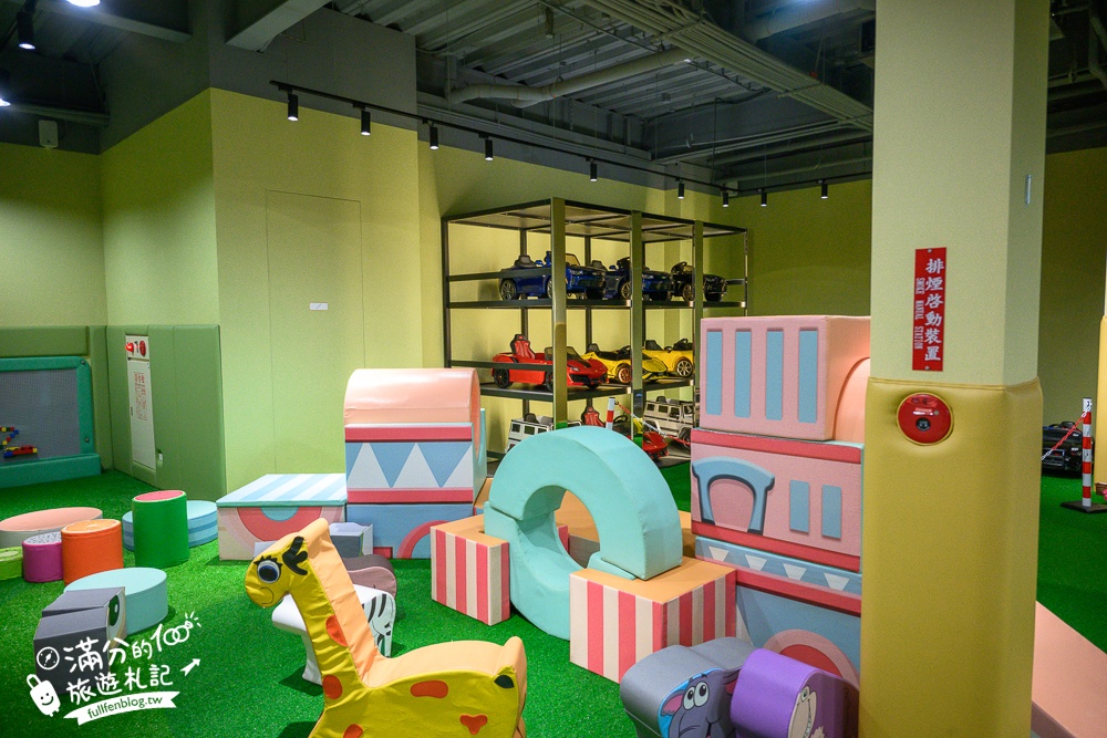 南投【魯魯札札咖啡親子館】日月潭最大親子餐廳,有吃又有玩.球池溜滑梯.跑道賽車.沙池小火車超放電!