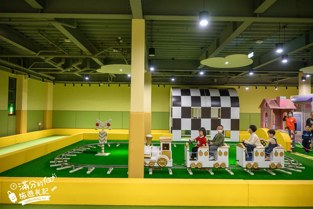 南投【魯魯札札咖啡親子館】日月潭最大親子餐廳,有吃又有玩.球池溜滑梯.跑道賽車.沙池小火車超放電!