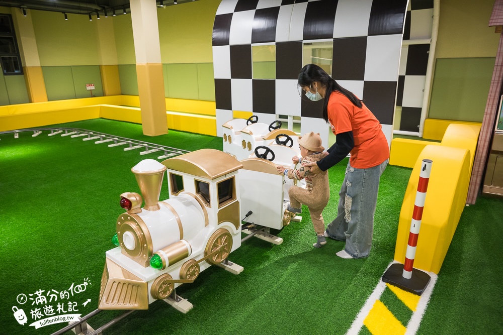 南投【魯魯札札咖啡親子館】日月潭最大親子餐廳,有吃又有玩.球池溜滑梯.跑道賽車.沙池小火車超放電!
