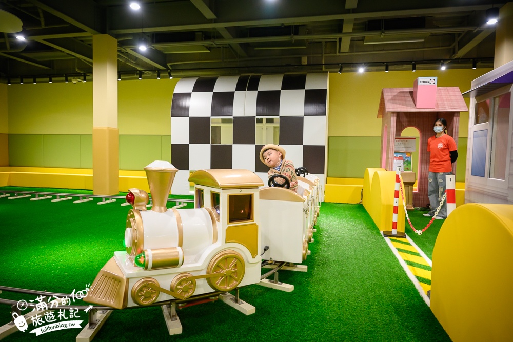 南投【魯魯札札咖啡親子館】日月潭最大親子餐廳,有吃又有玩.球池溜滑梯.跑道賽車.沙池小火車超放電!