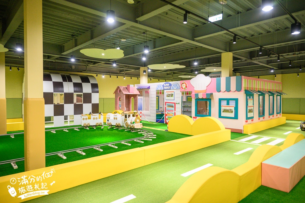 南投【魯魯札札咖啡親子館】日月潭最大親子餐廳,有吃又有玩.球池溜滑梯.跑道賽車.沙池小火車超放電!