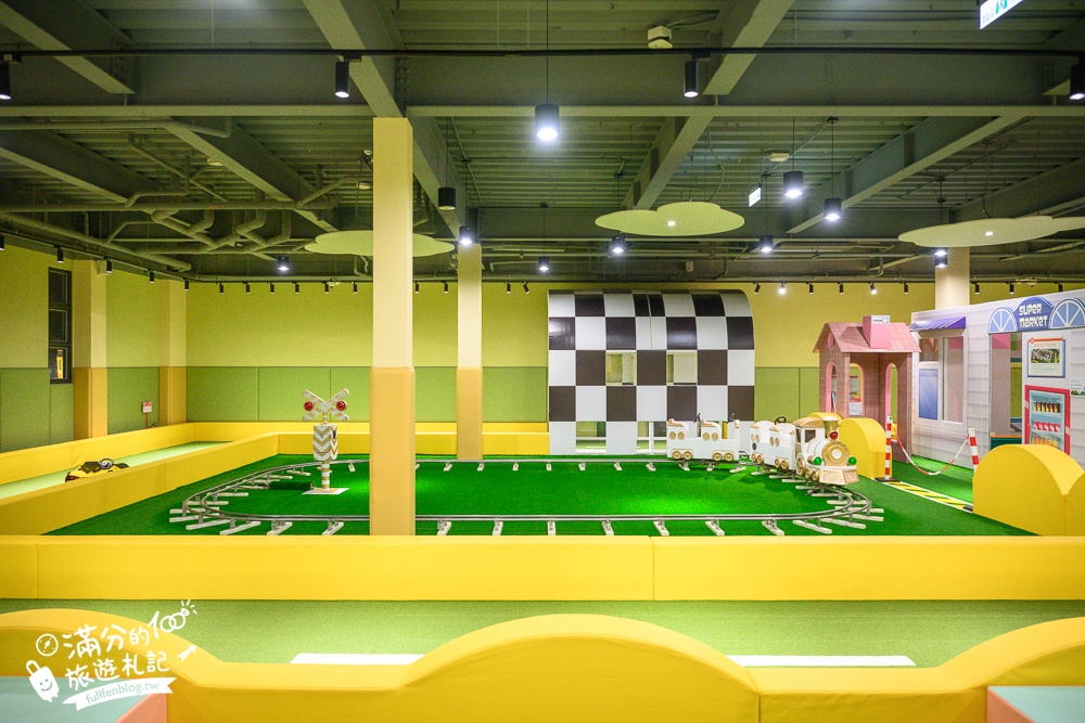 南投【魯魯札札咖啡親子館】日月潭最大親子餐廳,有吃又有玩.球池溜滑梯.跑道賽車.沙池小火車超放電!