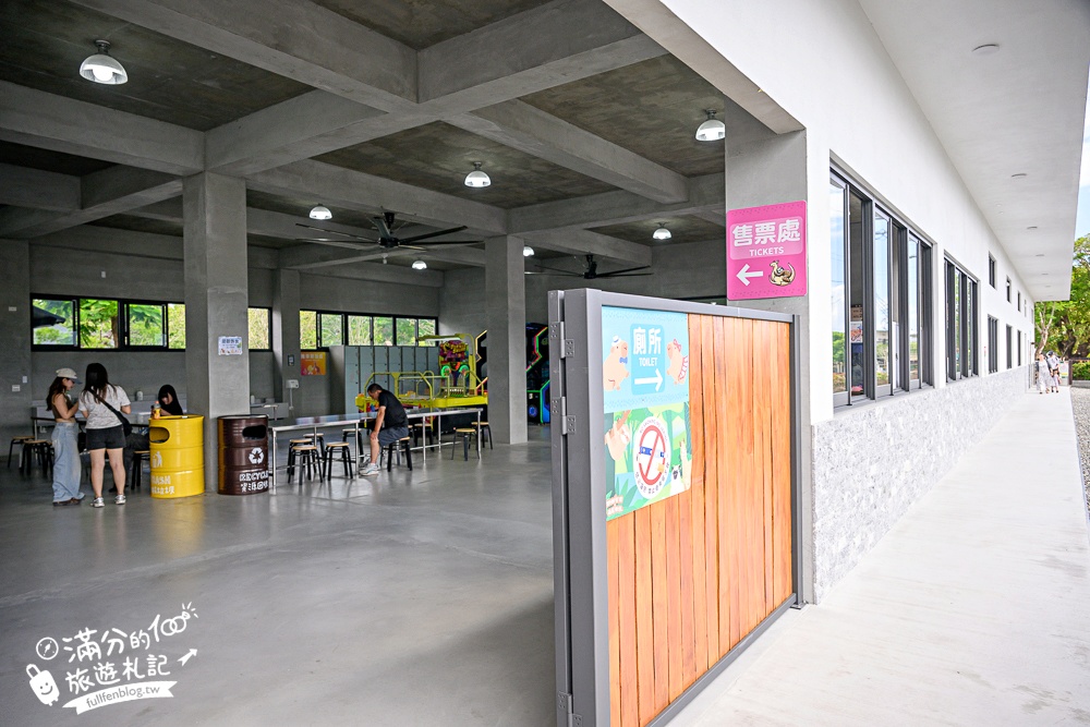 宜蘭【樹懶餐廳萌寵農場】落羽松玻璃屋超美,三大區萌寵玩樂互動空間開箱,與樹懶.泰迪羊.鸚鵡.大紅鶴.鵜鶘互動太好玩!