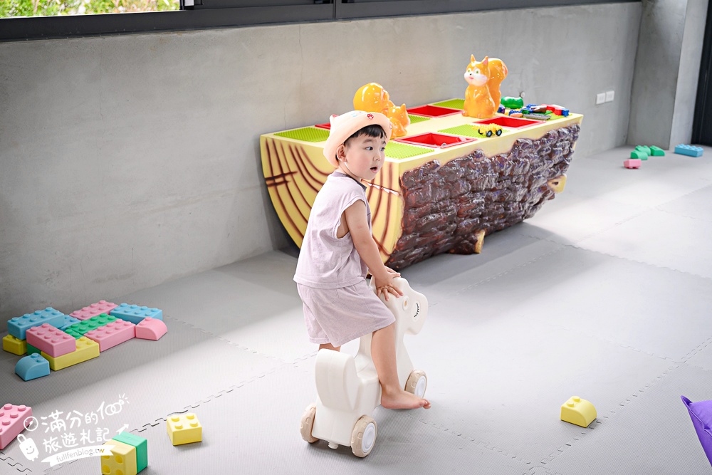 宜蘭【樹懶餐廳萌寵農場】落羽松玻璃屋超美,三大區萌寵玩樂互動空間開箱,與樹懶.泰迪羊.鸚鵡.大紅鶴.鵜鶘互動太好玩!