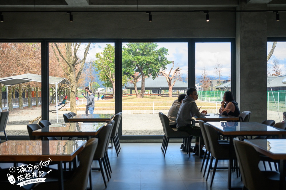 宜蘭【樹懶餐廳】全新萌寵景觀餐廳.玻璃屋看落羽松吃美食,近距離餵山地牛.泰迪羊.鸚鵡和樹懶,還有大紅鶴&鵜鶘出沒!
