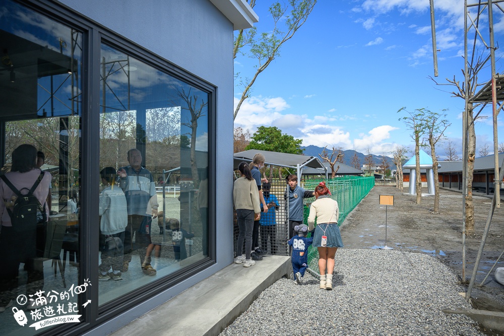 宜蘭【樹懶餐廳】全新萌寵景觀餐廳.玻璃屋看落羽松吃美食,近距離餵山地牛.泰迪羊.鸚鵡和樹懶,還有大紅鶴&鵜鶘出沒!