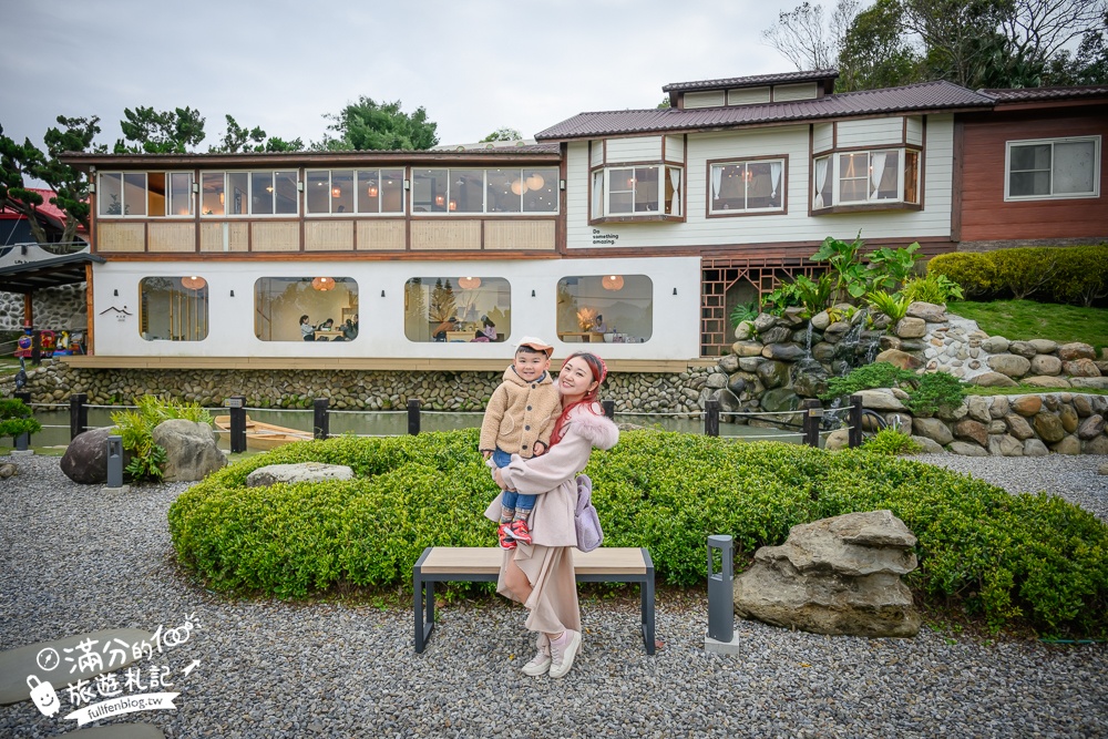 苗栗【山上村 Hill cafe】三灣鄉景觀餐廳,水上日式玻璃屋,有兒童遊戲區~秒飛日本吃鍋喝下午茶!
