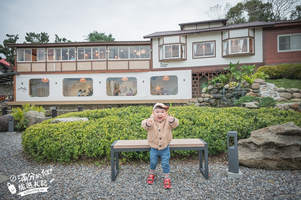 苗栗【山上村 Hill cafe】三灣鄉景觀餐廳,水上日式玻璃屋,有兒童遊戲區~秒飛日本吃鍋喝下午茶!