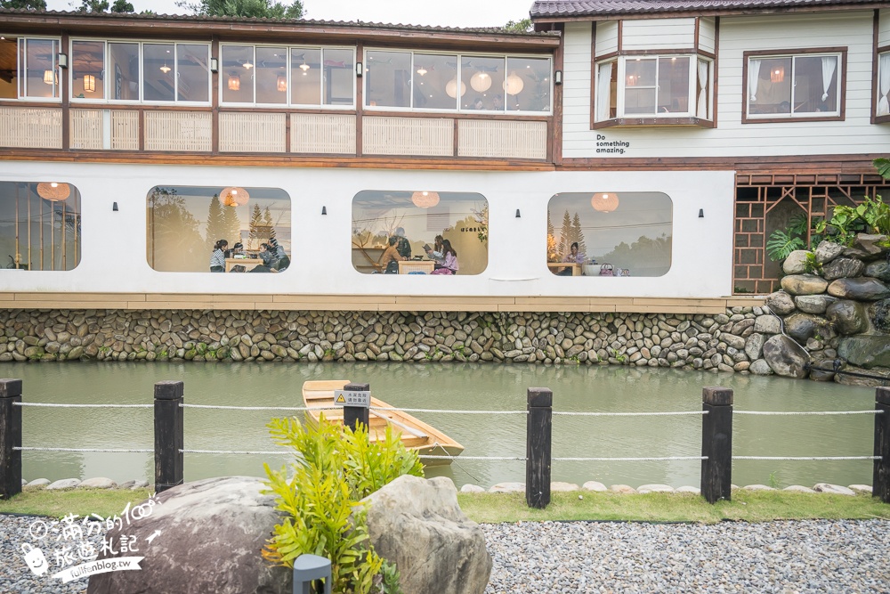 苗栗【山上村 Hill cafe】三灣鄉景觀餐廳,水上日式玻璃屋,有兒童遊戲區~秒飛日本吃鍋喝下午茶!