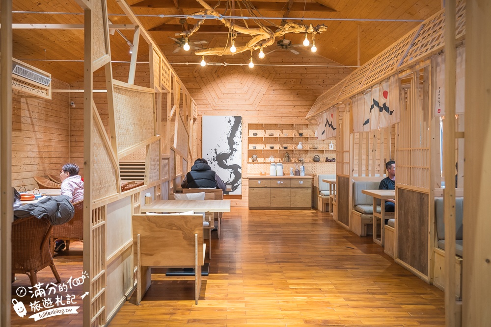 苗栗【山上村 Hill cafe】三灣鄉景觀餐廳,水上日式玻璃屋,有兒童遊戲區~秒飛日本吃鍋喝下午茶!