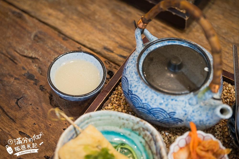 苗栗【山上村 Hill cafe】三灣鄉景觀餐廳,水上日式玻璃屋,有兒童遊戲區~秒飛日本吃鍋喝下午茶!