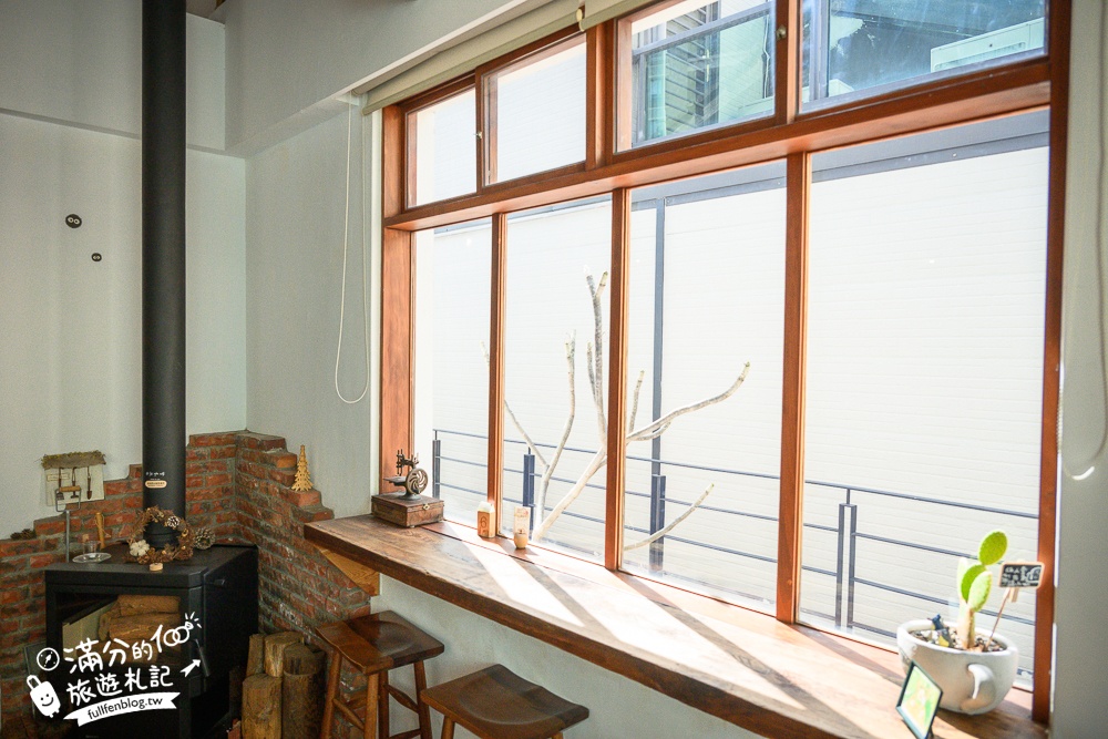 台中【MITAKA 3e Cafe台中店】文青風咖啡館.必吃龍貓吐司.跳箱吐司~玩拍龍貓公車站牌好療癒!