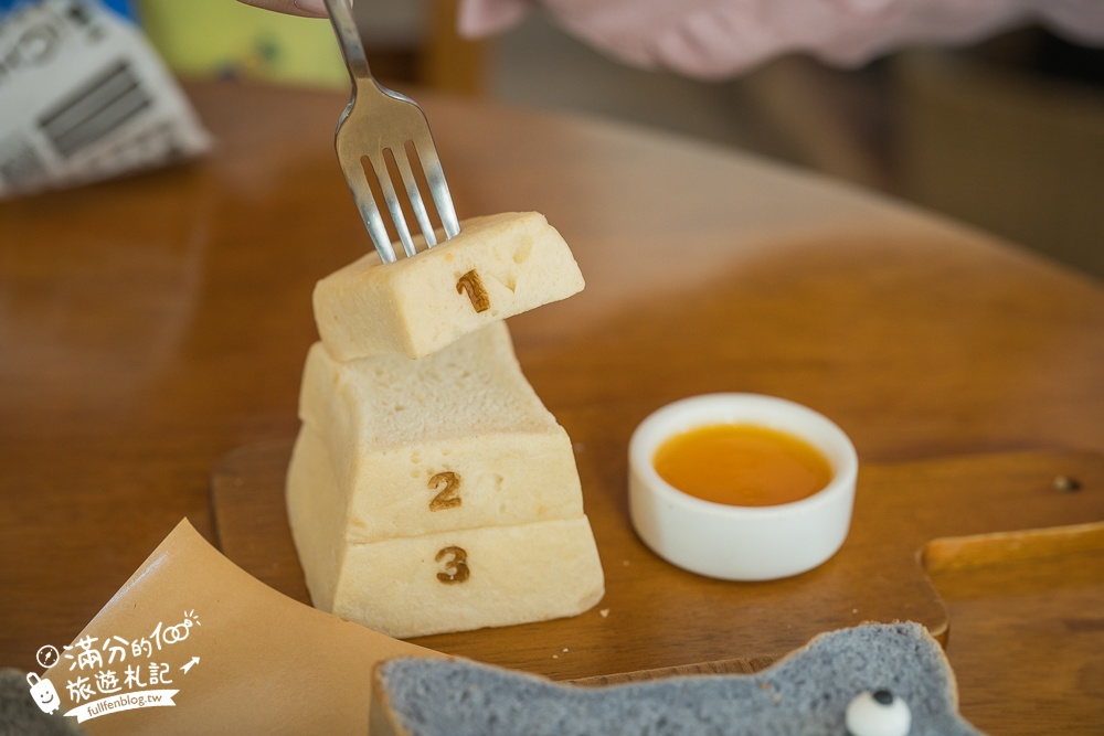 台中【MITAKA 3e Cafe台中店】文青風咖啡館.必吃龍貓吐司.跳箱吐司~玩拍龍貓公車站牌好療癒!
