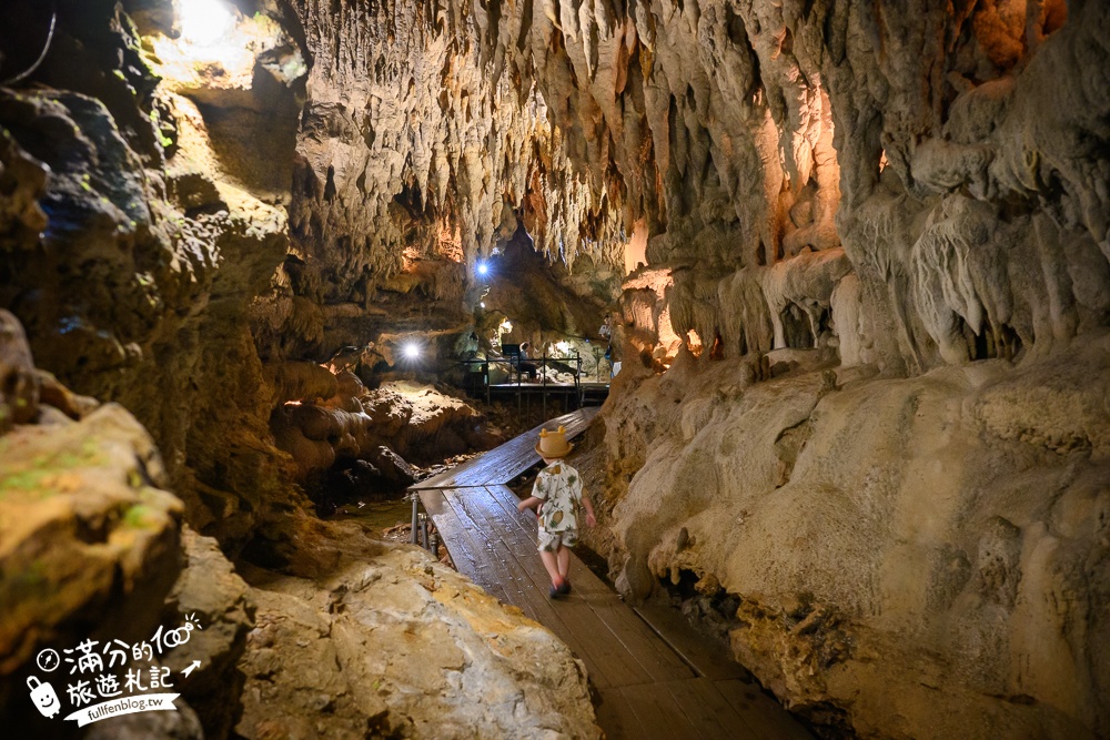 沖繩【CAVE OKINAWA鐘乳洞】沖繩尋寶秘境~地下金色宮殿,探索夢幻鐘乳石洞,還能在森林咖啡館下午茶!