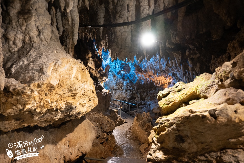 沖繩【CAVE OKINAWA鐘乳洞】沖繩尋寶秘境~地下金色宮殿,探索夢幻鐘乳石洞,還能在森林咖啡館下午茶!