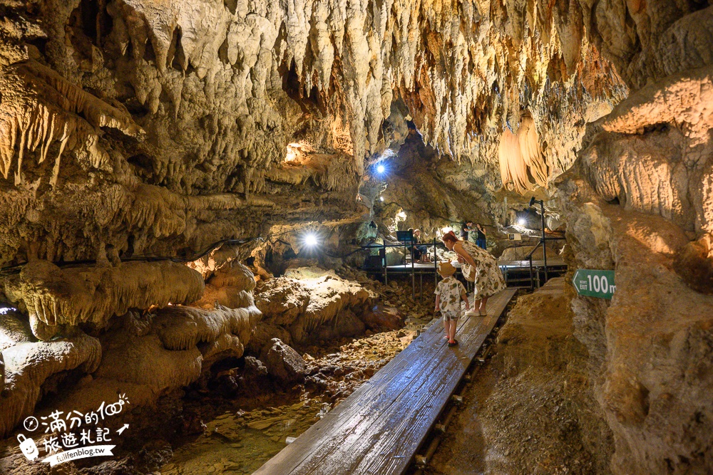 沖繩【CAVE OKINAWA鐘乳洞】沖繩尋寶秘境~地下金色宮殿,探索夢幻鐘乳石洞,還能在森林咖啡館下午茶!