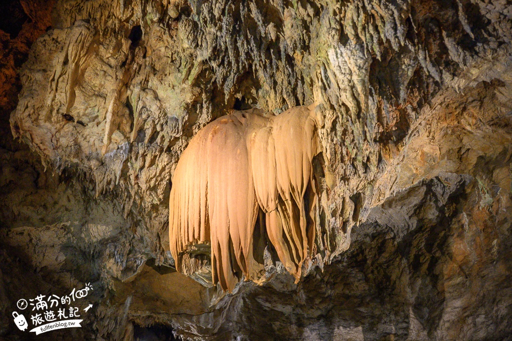 沖繩【CAVE OKINAWA鐘乳洞】沖繩尋寶秘境~地下金色宮殿,探索夢幻鐘乳石洞,還能在森林咖啡館下午茶!
